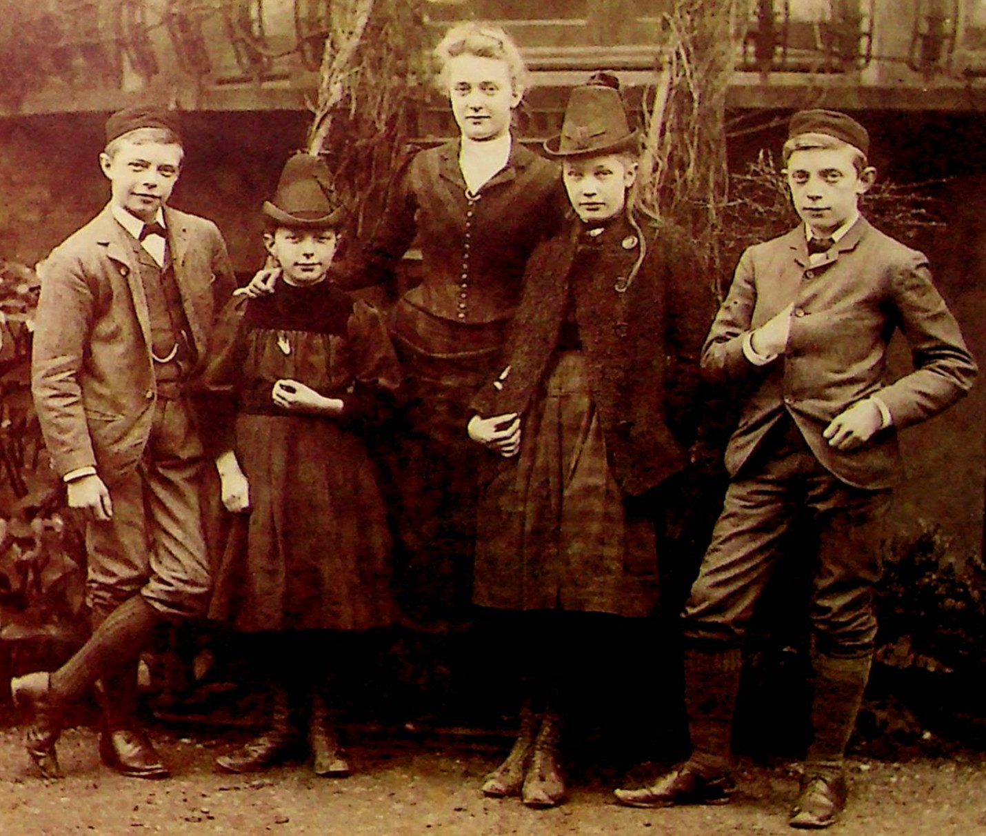 Karberg, Kinder. von links Christian, Ida, Ellen, Thora und Axel. ca. 1888